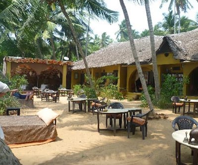 https://imgcld.yatra.com/ytimages/image/upload/t_hotel_yatra_city_desktop/v1439806214/Domestic Hotels/Hotels_Trivandrum/Lagoona Davina/open_air_dining_area_1.jpg